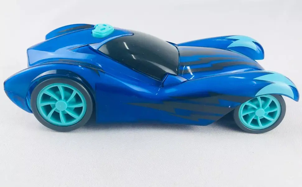 Foto de um(a) Carrinho Felinomóvel Pjmasks motorizado luz e som, da categoria de Carros e caminhões de brinquedo. Carrinho Felinomóvel Pjmasks Motorizado Luz E Som da FRO BOX. Mede 22cm de comprimento. Funcionando. Mostrado de uma perspectiva diferente. Vendido no marketplace Trésors.