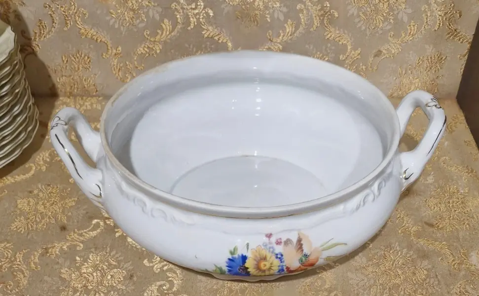 Foto de um(a) Excepcional terrina/sopeira em porcelana tcheca, da categoria de Terrinas de sopa. Lindíssima terrina vintage da renomada manufatura tcheca Epiag, uma peça clássica de porcelana branca, caracterizada por seu... Mostrado de uma perspectiva diferente. Vendido no marketplace Trésors.