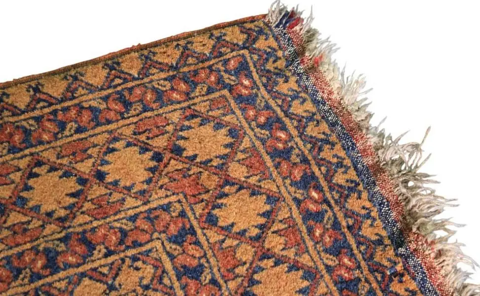 Foto de um(a) Tapete Turco com design geométrico, da categoria de Tapetes. Antigo tapete turco, com design geométrico em tons de marrom, bege e azul . Feito à mão com lã, uma característica comum dos... Mostrado de uma perspectiva diferente. Vendido no marketplace Trésors.