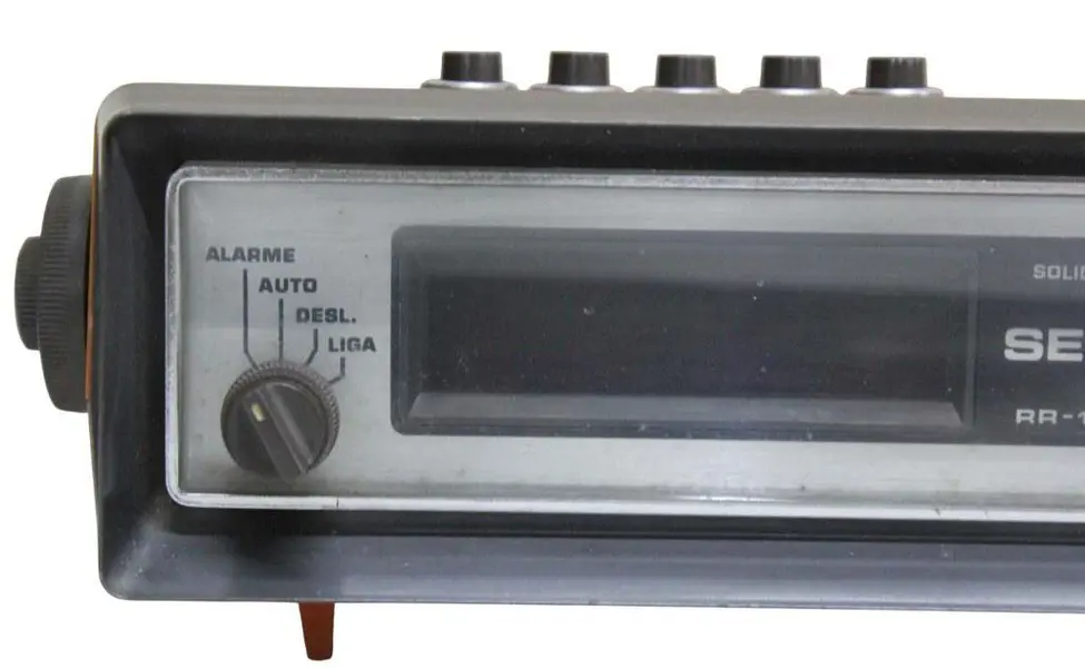 Foto de um(a) Rádio relógio SEMP TOSHIBA RR - 1005 - Nº 25440 BIVOLT, da categoria de Rádios e sintonizadores. Antigo e raro rádio relógio SEMP TOSHIBA RR - 1005 - Nº 25440 BIVOLT. Na tonalidade laranja, funcionando, sem garantias... Mostrado de uma perspectiva diferente. Vendido no marketplace Trésors.