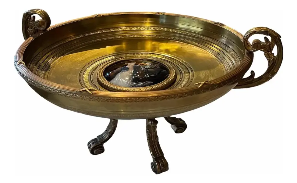 Foto de um(a) Antiga Fruteira Centro De Mesa Bronze Doré E Limoges Lebrun, da categoria de Centro de mesa. ~ Limoges | Lebrun ~ Uma peça de museu! Para quem gosta de peças exclusivas.Antigo e majestoso centro de mesa em bronze doré... Vendido no marketplace Trésors.