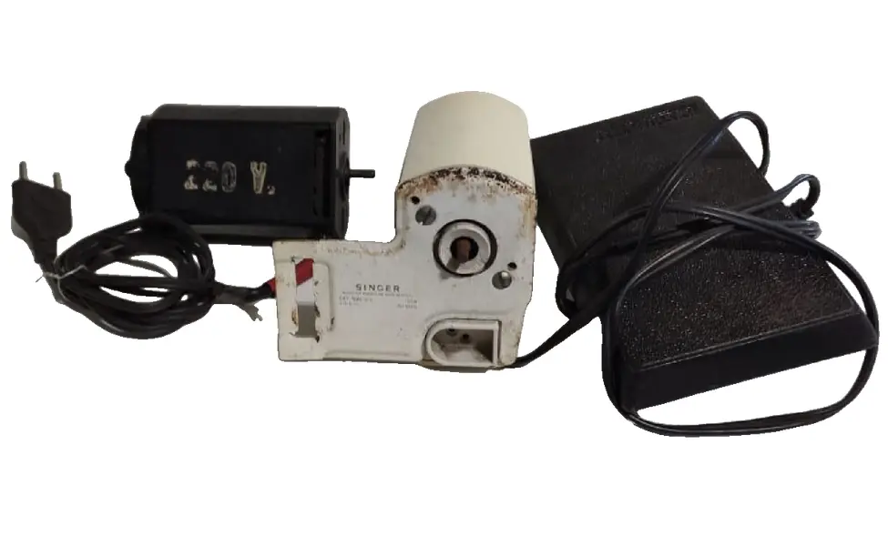 Foto de um(a) Motor Máquina Singer, da categoria de Outros colecionáveis. Dois motores para máquina singer. Um 110w e outro 220 w ***muito tempo sem uso. Necessidade de limpeza.****. Vendido no marketplace Trésors.