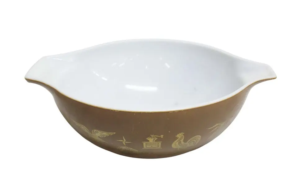 Foto de um(a) Tigela De Opalina Pyrex Mod. Cinderella Early, da categoria de Travessas e tigelas. Bela tigela em opalina, apresenta decoração com fundo marrom e galos, águias e acessórios em dourado. Da manufatura PYREX... Vendido no marketplace Trésors.