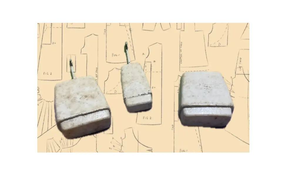 Foto de um(a) LOTE RARO - 3 Pesos Antigos para Balança Comercial, da categoria de Outros colecionáveis. Estou disponibilizando para venda um conjunto raro de três (3) pesos/contrapesos antigos e robustos. Estas não são peças... Mostrado de uma perspectiva diferente. Vendido no marketplace Trésors.