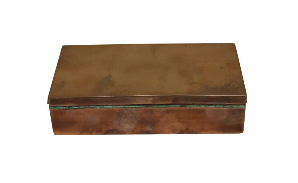 Foto de um(a) Porta joia em cobre, da categoria de Porta-Jóias. Caixa porta joia em cobre, parte interna em madeira. Peça de origem chilena como inscrição na base. Medidas 4,5A X 16C X... Vendido no marketplace Trésors.