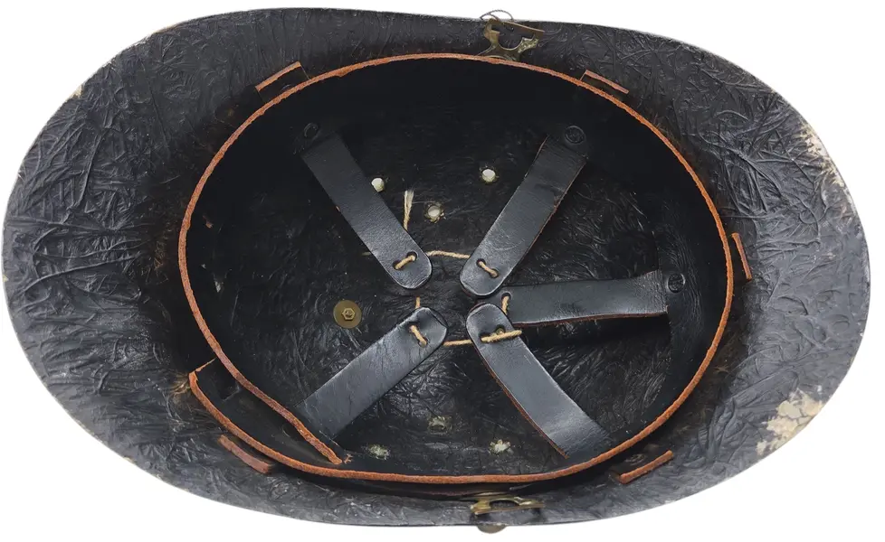 Foto de um(a) Antigo Capacete De Bombeiro Anos 60, da categoria de Outros colecionáveis. Uma verdadeira viagem no tempo! Peça histórica da década de 1960.Vendo capacete de bombeiro original dos anos 60. Uma peça... Mostrado de uma perspectiva diferente. Vendido no marketplace Trésors.