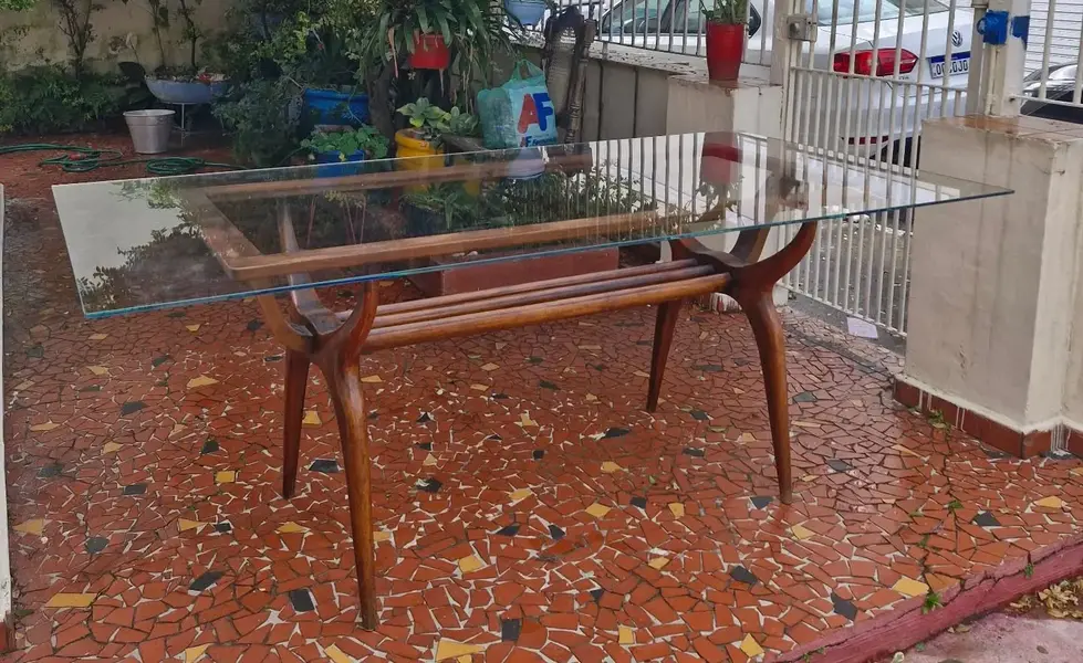 Foto de um(a) Mesa de jantar anos 50-60 com tampo de vidro, da categoria de Mesas de Jantar. Linda mesa de jantar feita na década de 1950/1960. Possui o design modernista, com suas linhas curvas, base em estrutura de... Mostrado de uma perspectiva diferente. Vendido no marketplace Trésors.