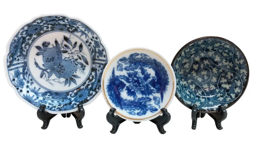 Foto de um(a) Pratos japoneses - 3 unidades, da categoria de Pratos Decorativos. Lote com 3 peças em porcelana japonesa todas pintadas á mão na tonalidade azul. Mede maior 12D, média 9D e menor 8cm de... Vendido no marketplace Trésors.
