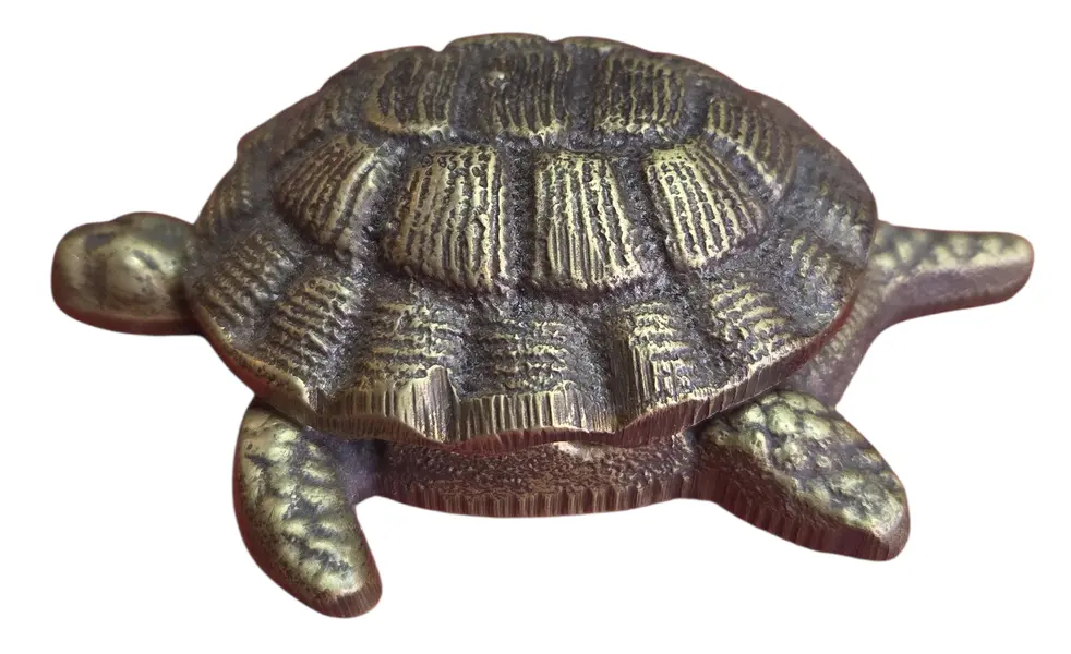 Foto de um(a) Cinzeiro Marinho: Tartaruga em Bronze, da categoria de Cinzeiros. Inspirada na longevidade e resistência das tartarugas marinhas, esta peça decorativa em bronze é um item de destaque para... Mostrado de uma perspectiva diferente. Vendido no marketplace Trésors.