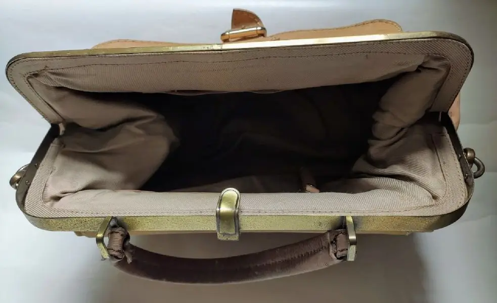 Foto de um(a) Bolsa Valise Anos 80, da categoria de Bolsas. Bolsa em couro pespontado na cor bege e alça em metal dourado, tipo valise, década de 1989. A: 32cm L: 34cm P: 13cm Peso:... Mostrado de uma perspectiva diferente. Vendido no marketplace Trésors.