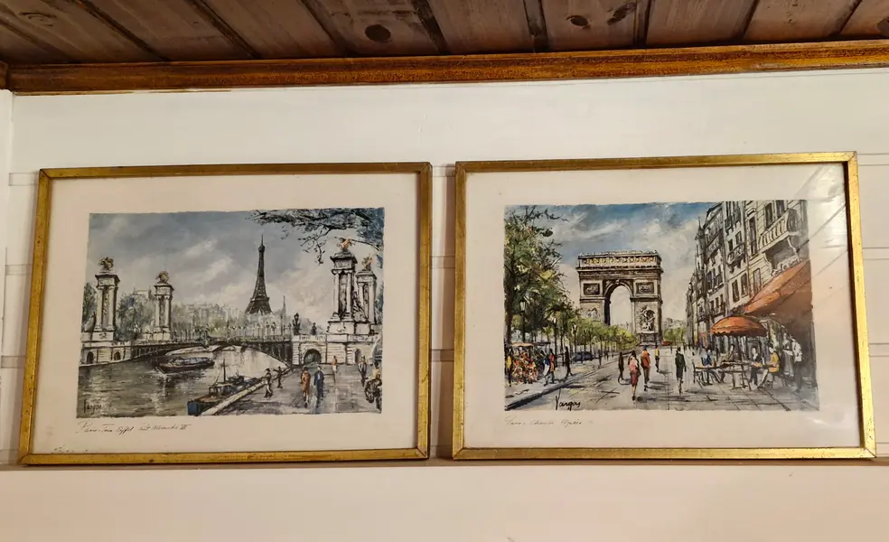 Foto de um(a) Belo par de gravuras antigas parisienses, da categoria de Pinturas. Lindo par de quadros emoldurados com vidro, com gravuras de meados do século XX retratando os principais pontos turísticos... Mostrado de uma perspectiva diferente. Vendido no marketplace Trésors.
