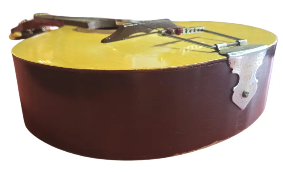 Foto de um(a) Bandolim Antigo Anos 60, da categoria de Instrumentos musicais. Se você busca o timbre doce e percussivo que define as gravações clássicas dos anos 60, este instrumento é uma oportunidade... Mostrado de uma perspectiva diferente. Vendido no marketplace Trésors.