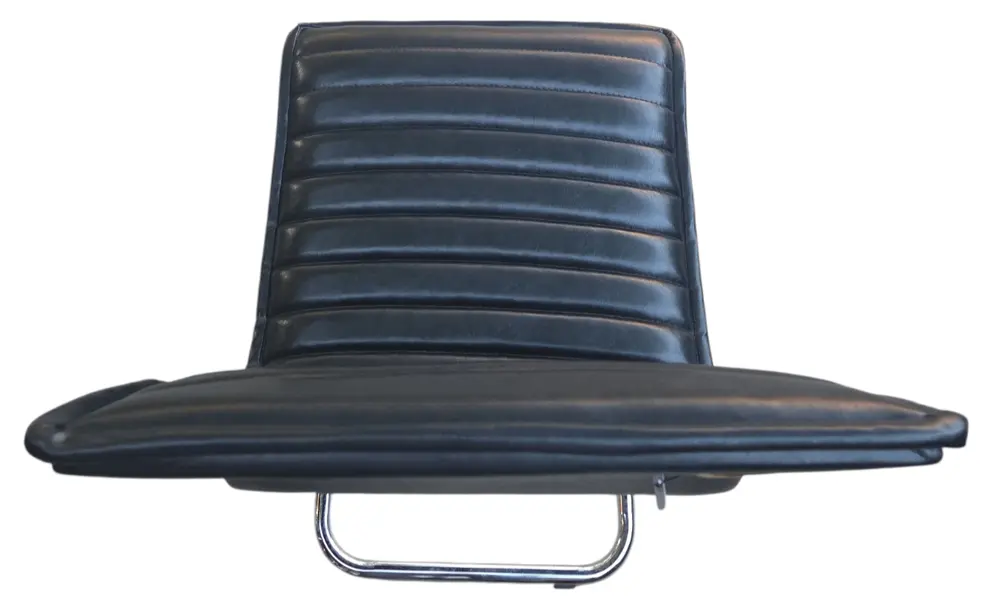 Foto de um(a) Cadeira de Escritório Cesca em Courvin e Base Cromada, da categoria de Outras cadeiras. Com linhas sofisticadas e uma forte inspiração no design moderno clássico, esta cadeira de escritório estilo esteirinha une... Mostrado de uma perspectiva diferente. Vendido no marketplace Trésors.