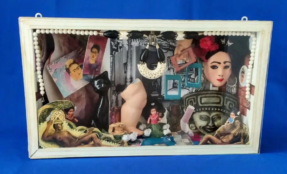 Foto de um(a) Diorama Frida Khalo, da categoria de Outros objetos decorativos. Diorama frida: a vida de frida khalo retratada pelo olhar do designer marcelus ribas, peça única. Caixas em mdp com vidro... Mostrado de uma perspectiva diferente. Vendido no marketplace Trésors.