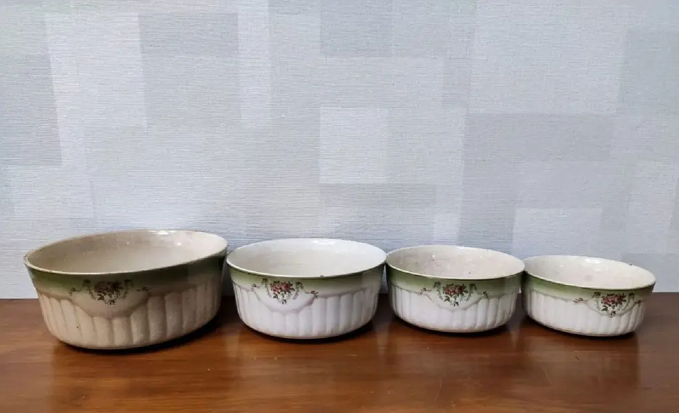 Foto de um(a) Conjunto de Bowls Porcelana Anos 30, da categoria de Travessas e tigelas. Bowls década de 1930 em porcelana policromada com gomos e craqueladas. De mafra, santa catarina. Sem marca porém com a... Mostrado de uma perspectiva diferente. Vendido no marketplace Trésors.