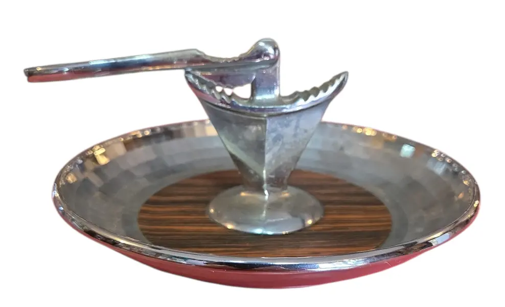 Foto de um(a) Quebra-Nozes Vintage com Base de Servir – Alumínio Polido, Madeira e Prato Martelado, da categoria de Outros utensílios para servir. Elegância para a Sua Mesa Este quebra-nozes não é apenas uma ferramenta, mas uma peça de decoração que evoca o charme das... Vendido no marketplace Trésors.