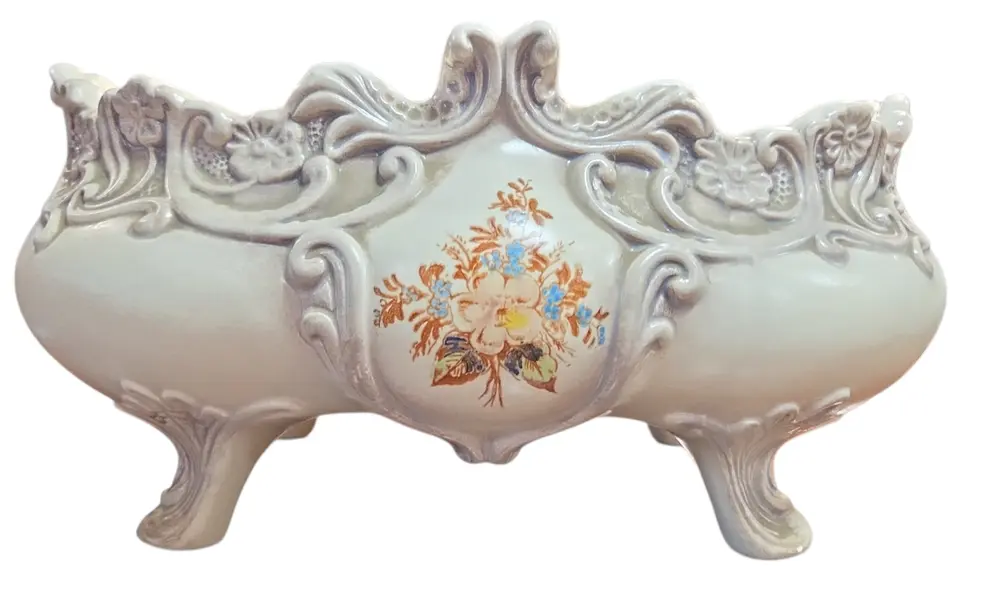 Foto de um(a) Antiga Floreira de Mesa Cerâmica Weiss – Coleção 87 – Pintada à Mão, da categoria de Cachepot. Clássico da Cerâmica Brasileira para sua Decoração. Esta belíssima floreira da Cerâmica Weiss é uma peça que une a tradição... Mostrado de uma perspectiva diferente. Vendido no marketplace Trésors.