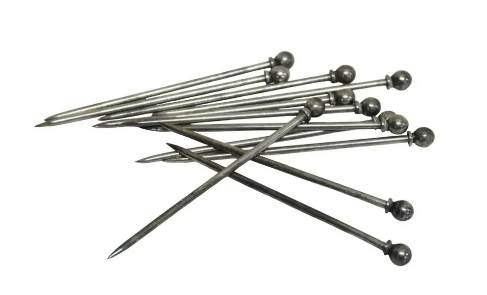 Foto de um(a) Paliteiro com 12 palitos, da categoria de Paliteiros. Antigo paliteiro em metal espessurado a prata com 12 palitos. Medida 10A x 8D. Em bom estado, com desgaste na pega central. Mostrado de uma perspectiva diferente. Vendido no marketplace Trésors.