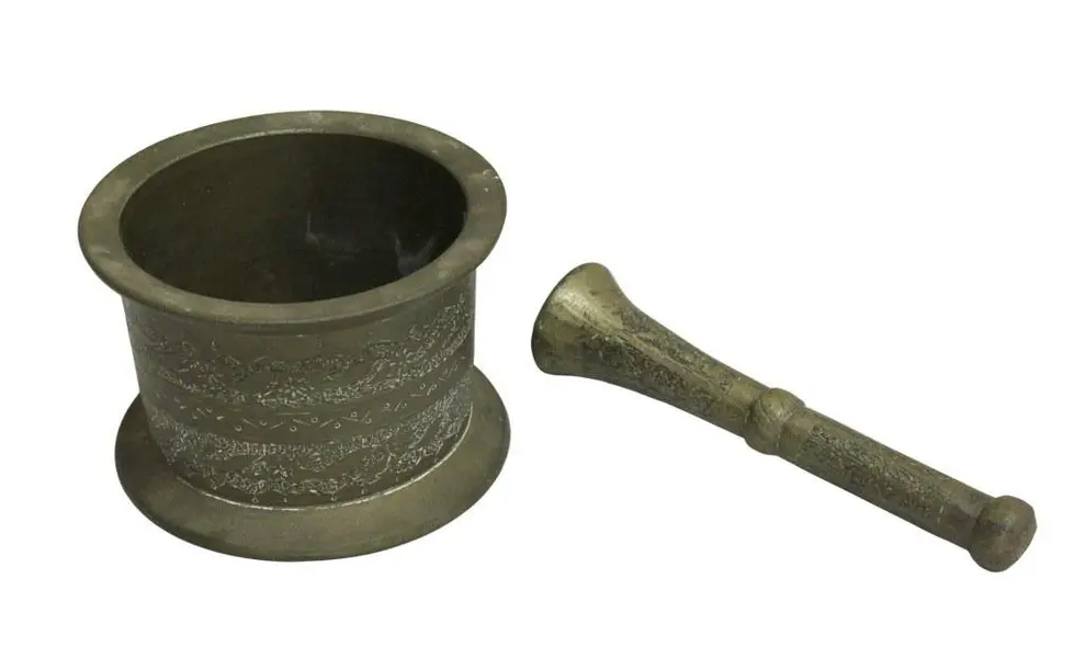 Foto de um(a) Almofariz de bronze, da categoria de Outros utensílios. Grande almofariz em bronze com decoração em baixo relevo, inclusive o socador. Medidas 9A X 14Dsocador 18cm Peça bem sólida... Mostrado de uma perspectiva diferente. Vendido no marketplace Trésors.