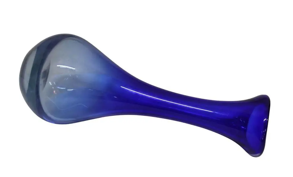 Foto de um(a) Vaso cônico em pasta de vidro, da categoria de Vasos. Vaso cônico em pasta de vidro em degrade de azul. Decorativo, enobrece qualquer ambiente. Mede 35 cm de altura. Mostrado de uma perspectiva diferente. Vendido no marketplace Trésors.