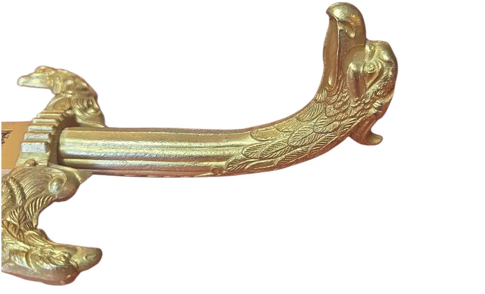 Foto de um(a) Adaga Decorativa Estilo Toledo – Lâmina Gravada e Guarnições em Dourado, da categoria de Facas. Uma peça de requinte visual excepcional, esta adaga decorativa destaca-se pelo trabalho de gravura em sua lâmina e pelo... Mostrado de uma perspectiva diferente. Vendido no marketplace Trésors.