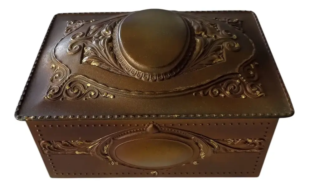Foto de um(a) Deposé Antiga Rara Caixa Porta Joias Metal Francês Boulle, da categoria de Cestos e Caixas. ~ Deposé France ~Antiga e fina caixa decorativa, porta joias em bronze francês. Linda decoração boulle com guirlandas e... Vendido no marketplace Trésors.