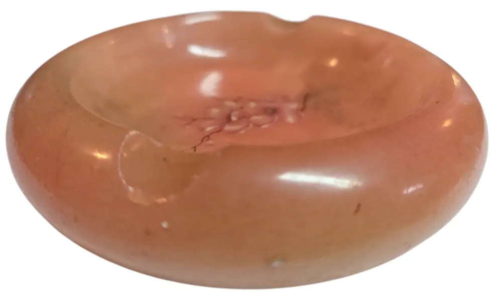 Foto de um(a) Cinzeiro Alabastro, da categoria de Cinzeiros. O peso da elegância. Diferente do vidro frio, o alabastro possui uma temperatura morna e uma textura aveludada que convida... Mostrado de uma perspectiva diferente. Vendido no marketplace Trésors.