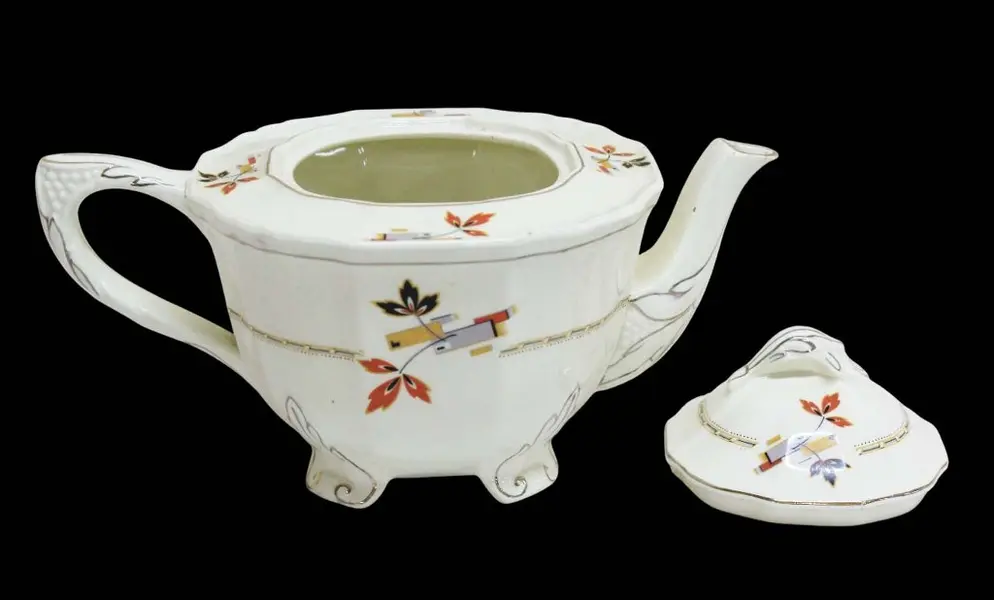 Foto de um(a) Bule para chá em porcelana inglesa, da categoria de Bules. Suntuoso bule inglês para chá em louça na tonalidade creme, corpo arredondado com base em 4 pés ornamentados, tampa com pega... Mostrado de uma perspectiva diferente. Vendido no marketplace Trésors.