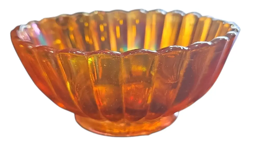 Foto de um(a) Xícara Carnival Glass Vintage, da categoria de Xícaras. Traga o charme das feiras de antiguidade para a sua mesa. Esta xícara de Carnival Glass não é apenas um item utilitário, mas... Mostrado de uma perspectiva diferente. Vendido no marketplace Trésors.