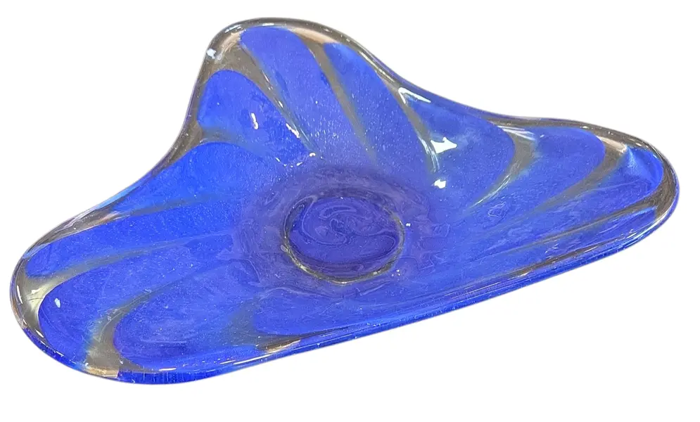 Foto de um(a) Fruteira em Murano Azul, da categoria de Fruteiras. Destaque a beleza da sua mesa com esta fruteira em vidro Murano. Com um design que exibe curvas orgânicas e um acabamento... Vendido no marketplace Trésors.