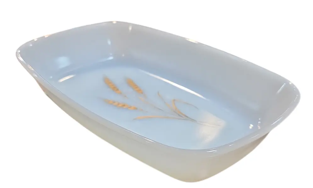 Foto de um(a) Assadeira Retangular Vintage Arcopal France - Padrão Espigas de Trigo (Wheat), da categoria de Travessas e tigelas. Um clássico da cozinha retrô! Esta assadeira em vidro opaline (leitoso) da renomada marca francesa Arcopal é um item... Mostrado de uma perspectiva diferente. Vendido no marketplace Trésors.