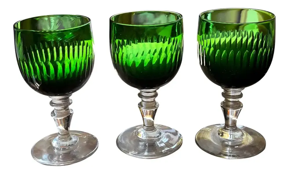 Foto de um(a) Antigo Trio De Taças Em Cristal Francês Verde Esmeralda, da categoria de Taças. Antigo trio de taças em cristal francês cor verde esmeralda. Lapidadas à mão.Medidas 11x6cm cada. Vendido no marketplace Trésors.