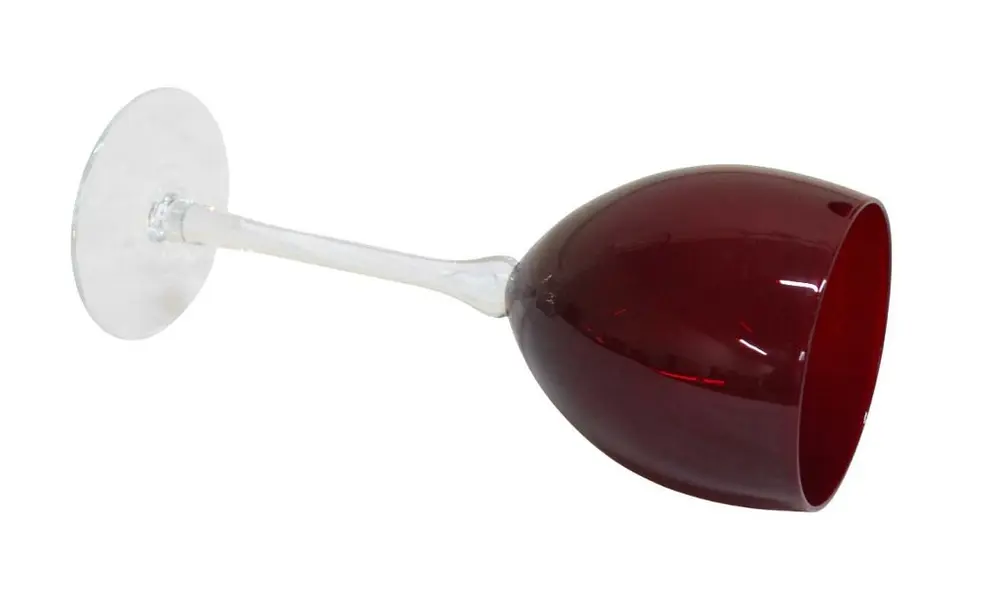 Foto de um(a) Par de taças de vinho, da categoria de Taças. Par de taças para vinho na tonalidade rubi e base translúcida. Em bom estado. Medidas 22,5A X 8D. Mostrado de uma perspectiva diferente. Vendido no marketplace Trésors.