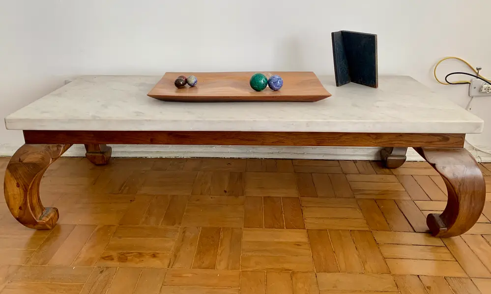 Foto de um(a) Vistosa mesa de centro anos 60 em imbúia, da categoria de Mesas de centro. Vistosa mesa de centro anos 60 em imbúia com pés torneados e tampo em mármore maciço branco de 4cm de espessura medindo 1,40... Mostrado de uma perspectiva diferente. Vendido no marketplace Trésors.