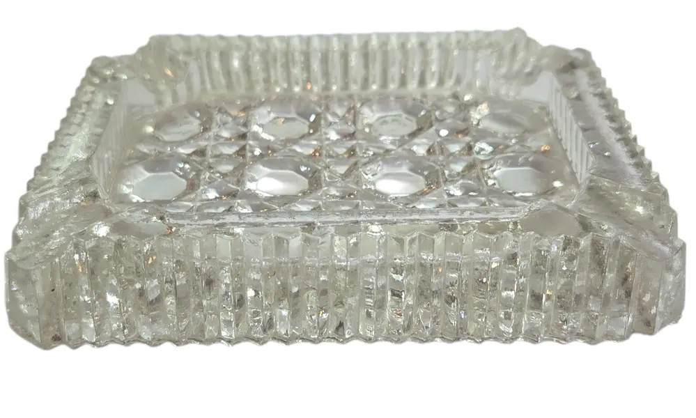 Foto de um(a) Cinzeiro Cristal Ruby, da categoria de Cinzeiros. O ápice da elegância funcional. Este cinzeiro é esculpido em cristal de alta transparência, apresentando lapidações... Vendido no marketplace Trésors.